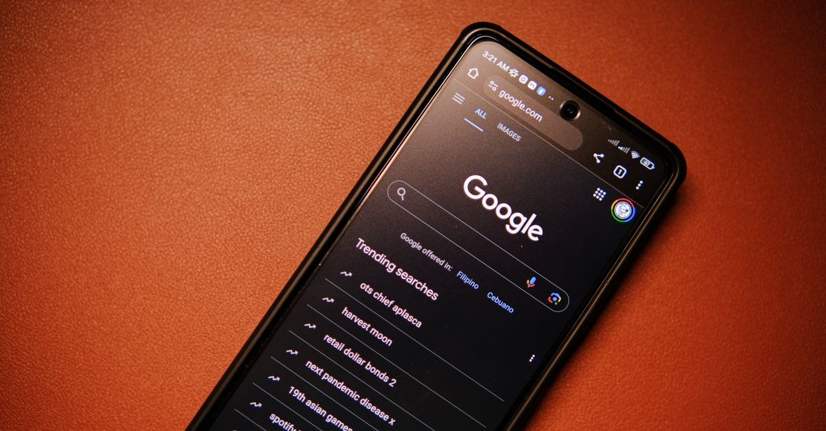 Google 擴大 Gemini 佈局,推出 Docs 摘要、Spark 部署及全新 Android UI 夜晚桌上擺放一支智慧型手機,螢幕顯示 Google 搜尋趨勢。