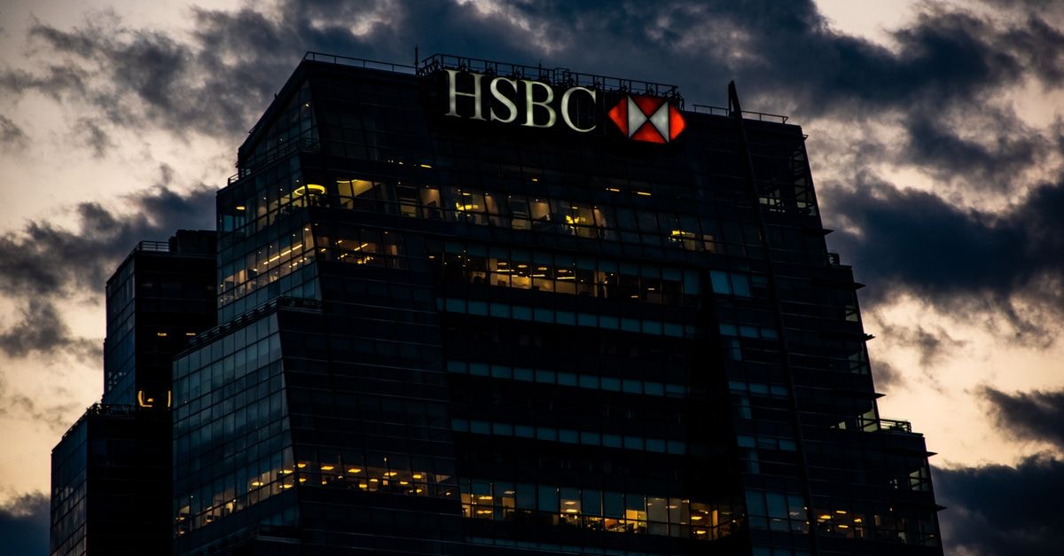 HSBC 公佈第三季利潤成長,稱全年財測維持不變 燈光璀璨的 HSBC 辦公大樓映襯在戲劇性夜空下的夜景。