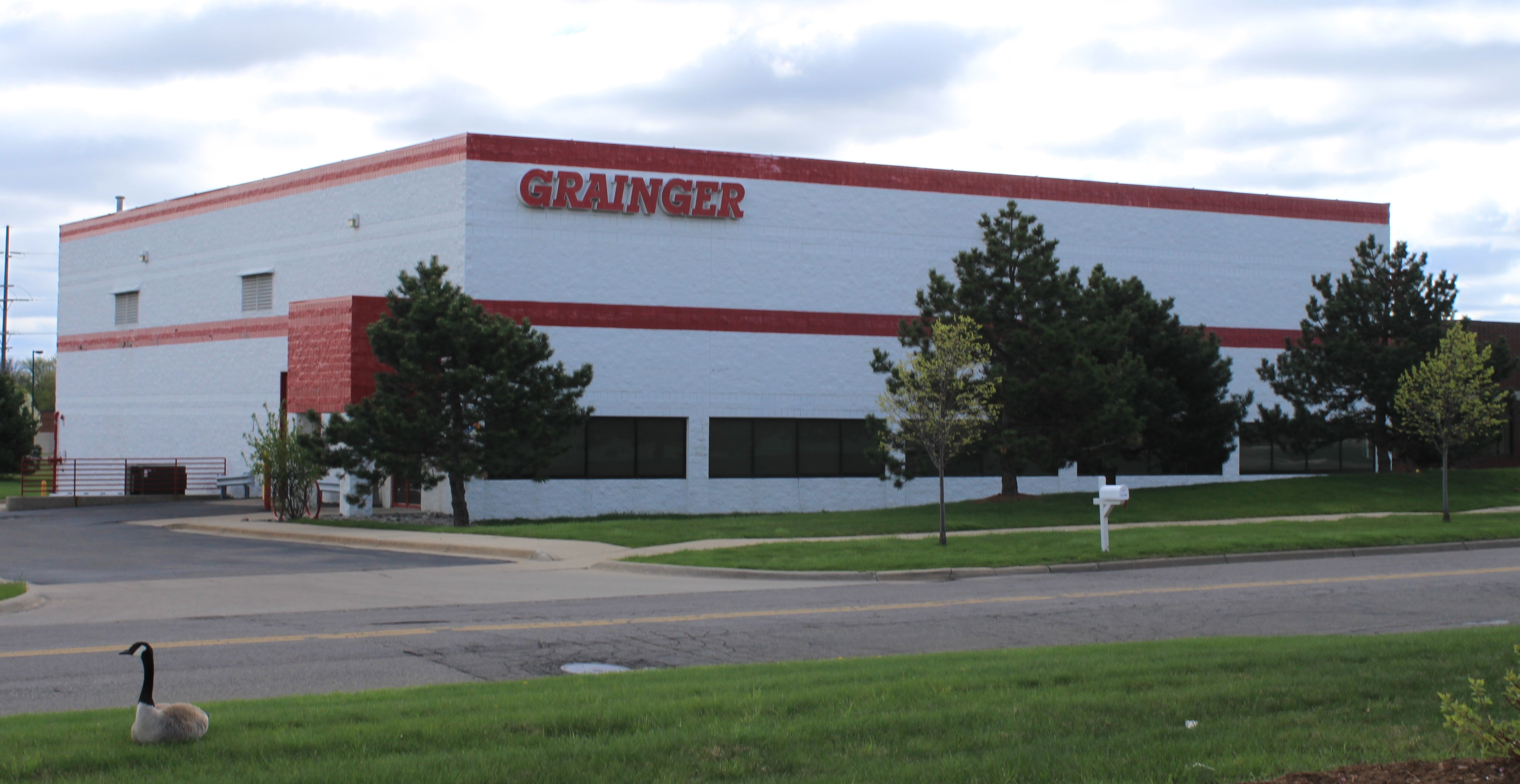 W.W. Grainger 股價 1,376 美元:一家優質複利企業,市場已將其定價為完美 W.W. Grainger 股價 1,376 美元:一家優質複利企業,市場已將其定價為完美——插圖:W W Grainger Ann Arbor Branch.JPG