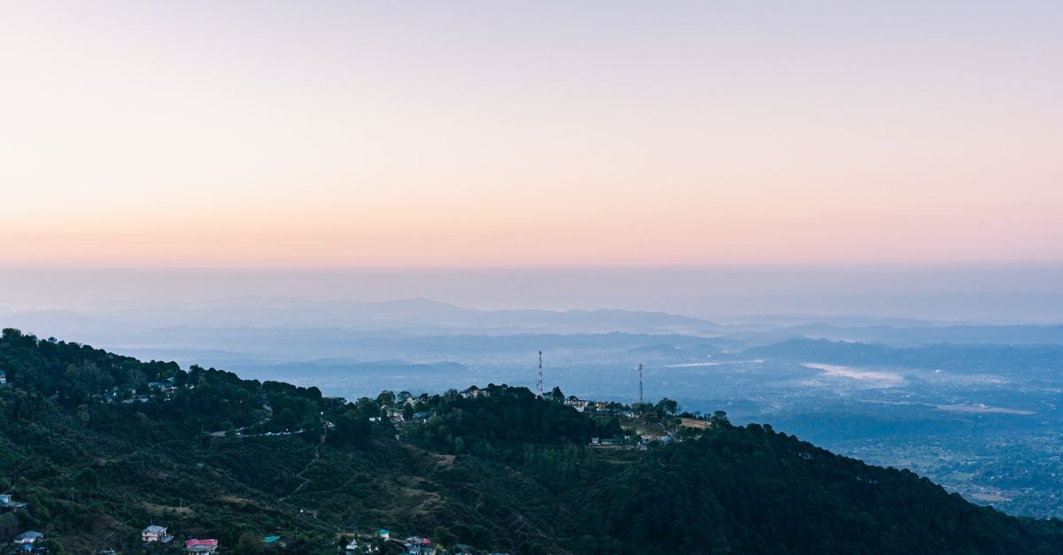 Ramada Dehradun Chakrata Road, Dehradun——敦谷的大門 夕陽下壯麗的達爾豪斯山脈空拍景觀,天空色彩繽紛。