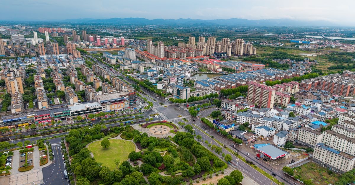 羅山縣城市景觀鳥瞰，可見綠意盎然的公園與高樓大廈。