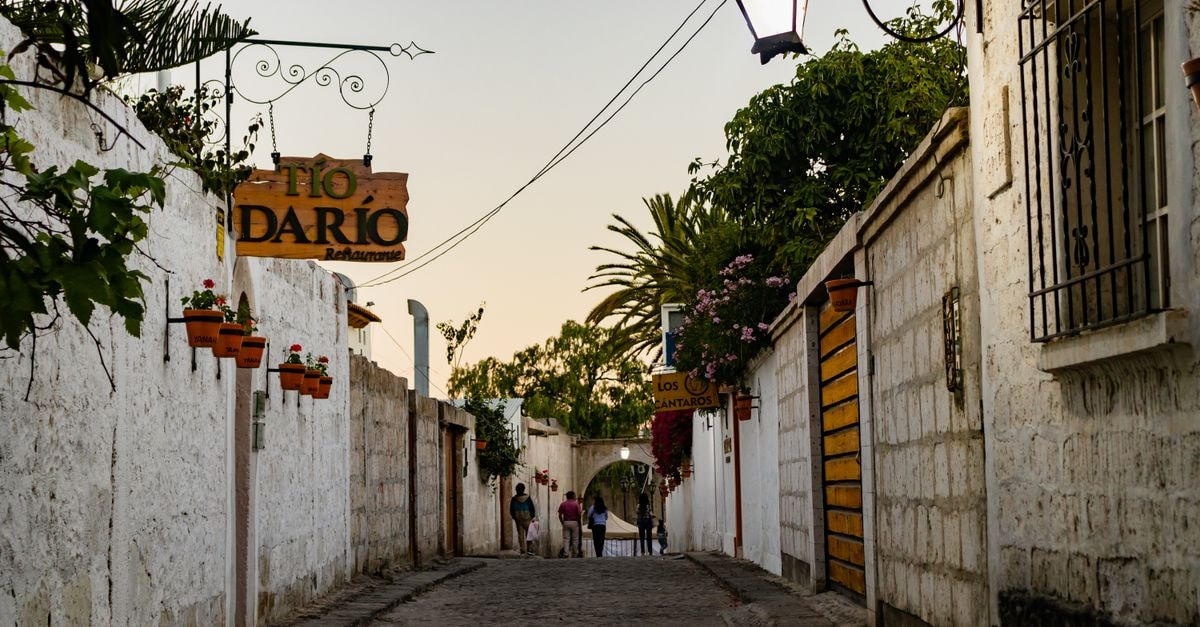 Arequipa travel guide: white-stone streets and slow kitchens Explore the scenic cobblestone streets of Yanahuara in Arequipa, Perú at sunset. Ideal for travel enthusiasts.