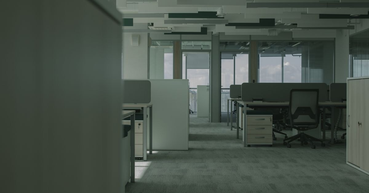 寬敞的 vacant 辦公室，配有現代風格的書桌、座椅和隔間。