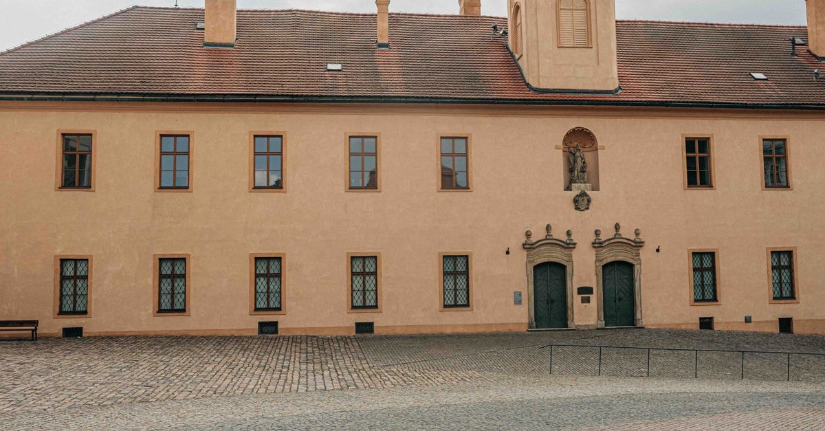 Hradec Králové 旅遊指南:規劃秘訣、花費與必遊景點 歐洲城市中迷人的古老建築與鵝卵石庭院,展現建築的優雅風採。
