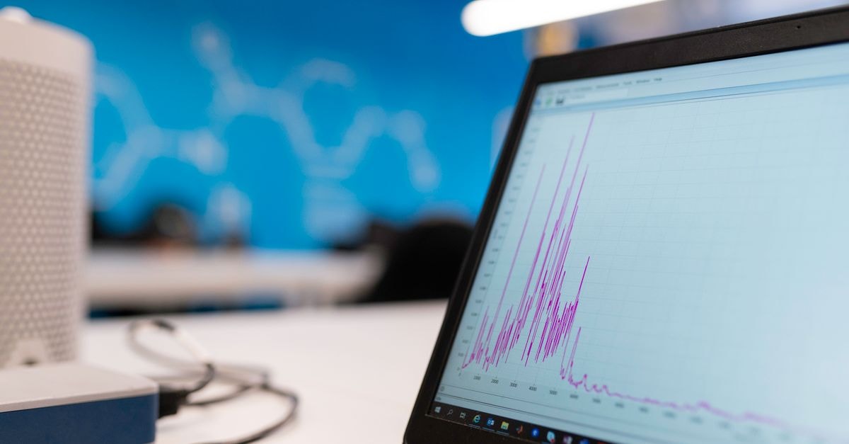 Salesforce 與 Anthropic 推出 Claudeforce,重塑企業 AI 計費模式 筆記型電腦在現代辦公室環境中顯示數據分析圖表,象徵成長與科技。
