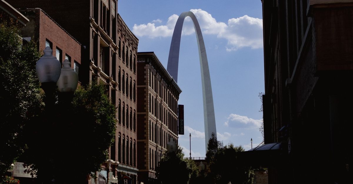 Home2 Suites by Hilton St Louis Downtown: A Downtown Base Near the Gateway Arch The iconic Gateway Arch rises between city buildings in St. Louis, USA.