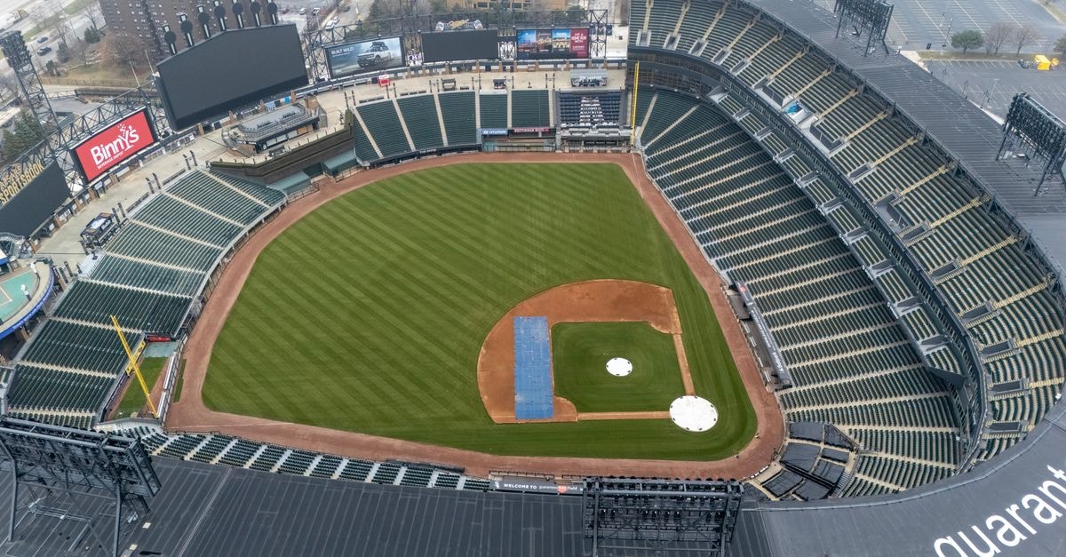 Tolle 完美的首局助紅襪擊敗皇家 從高空俯瞰芝加哥的 Guaranteed Rate Field 空景,展現翠綠的棒球場與觀眾席區域。