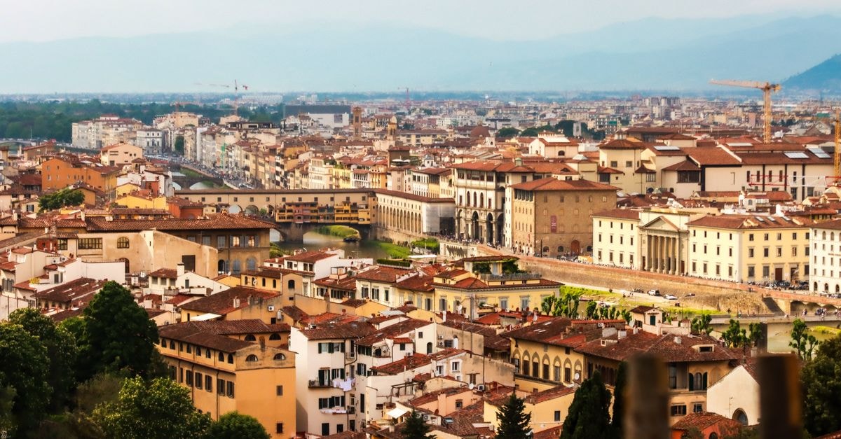 Hotel Davanzati, Florence: A Family-Run Stay Next to Palazzo Davanzati Panoramic view of Florence cityscape, showcasing historic architecture and the Arno River in Tuscany, Italy.
