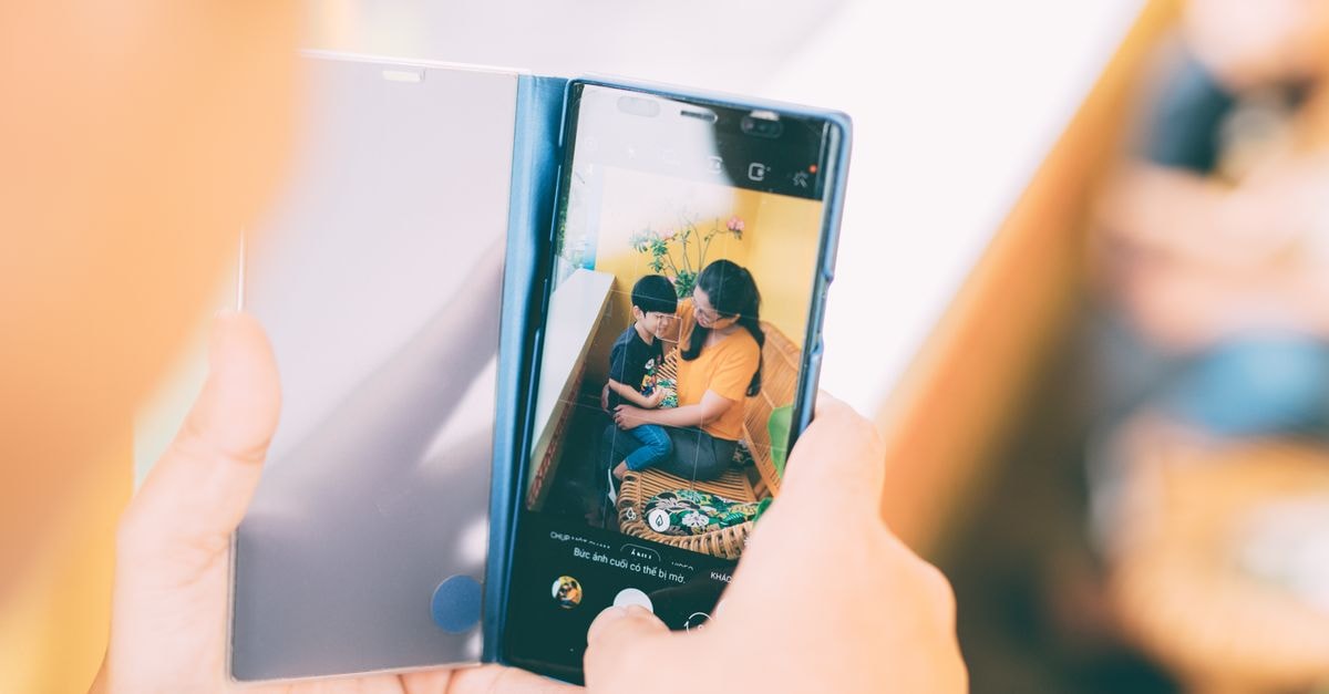 Samsung Posts First-Ever Smartphone Loss as Memory Costs Drive Global Q2 Shipments Down 6% A touching moment between mother and son captured on a smartphone, emphasizing love and family bonds.