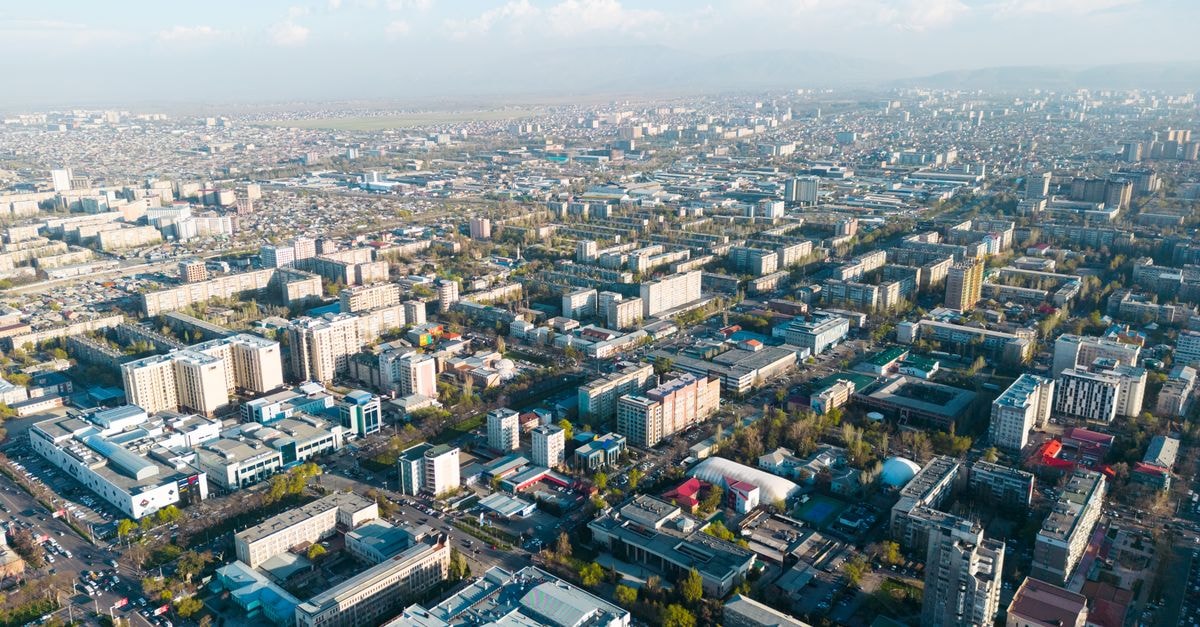 令人驚豔的吉爾吉斯斯坦比斯凱克（Bishkek）市區空拍畫面，呈現其都市發展與建築風貌。