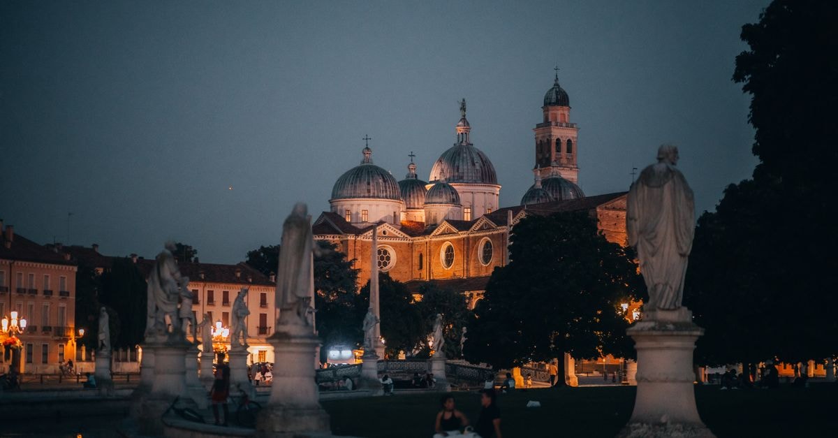 Savhotel Mantegna in Padua: A Rooftop Retreat Near the Station Captivating night view of the Basilica in Prato della Valle, Padua, with ornate statues and soft lighting.
