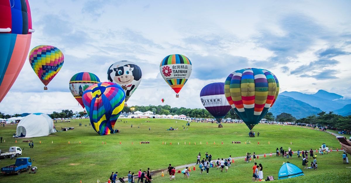 Taitung Travel Guide: A Quiet Coastal City Worth Visiting Colorful hot air balloons soaring at a festival in Taitung, Taiwan, drawing tourists and locals alike.