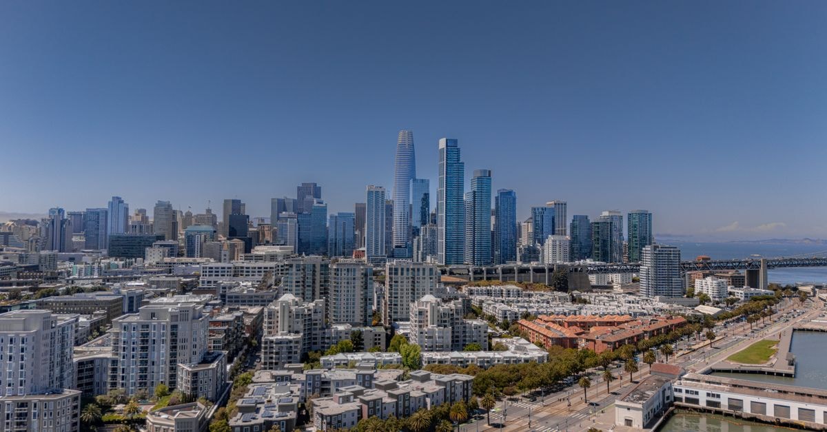 BEI Hotel San Francisco:市政區的都市風尚 晴天捕捉的舊金山天際線壯麗鳥瞰景觀,背景為舊金山灣。