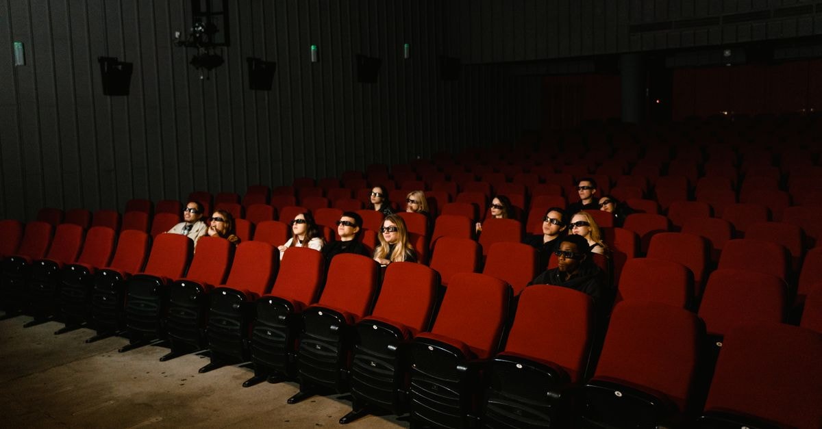 保羅·湯瑪斯·安德森《Cameron Winter At Carnegie Hall》將於紐約影展舉行世界首映 一小群人在配備紅色座椅的戲院中戴著 3D 眼鏡看電影。