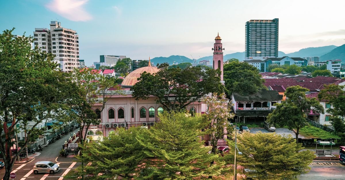 George Town Villas, Cayman Islands — Apartment-Style Stays Near the Harbour Scenic aerial view of Masjid Kapitan Keling and surrounding buildings in Penang, Malaysia.