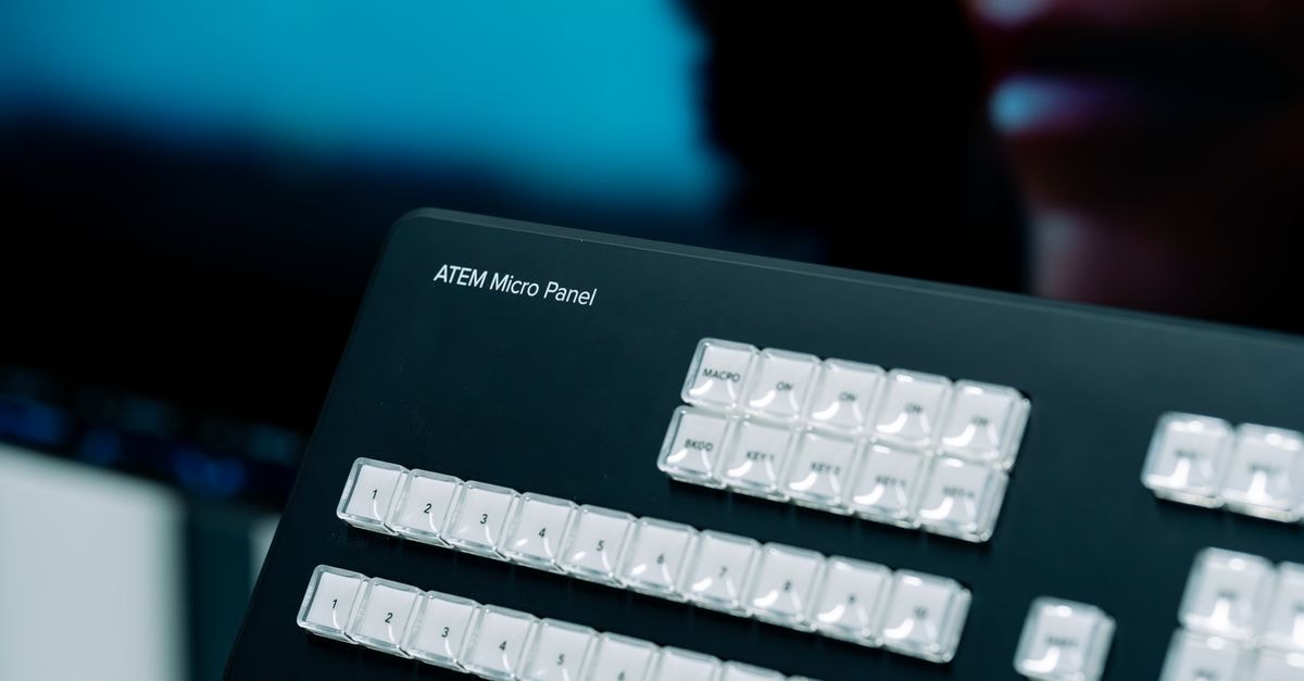 在攝影棚環境中，用於影音製作控制的 ATEM Micro Panel 詳細檢視畫面。