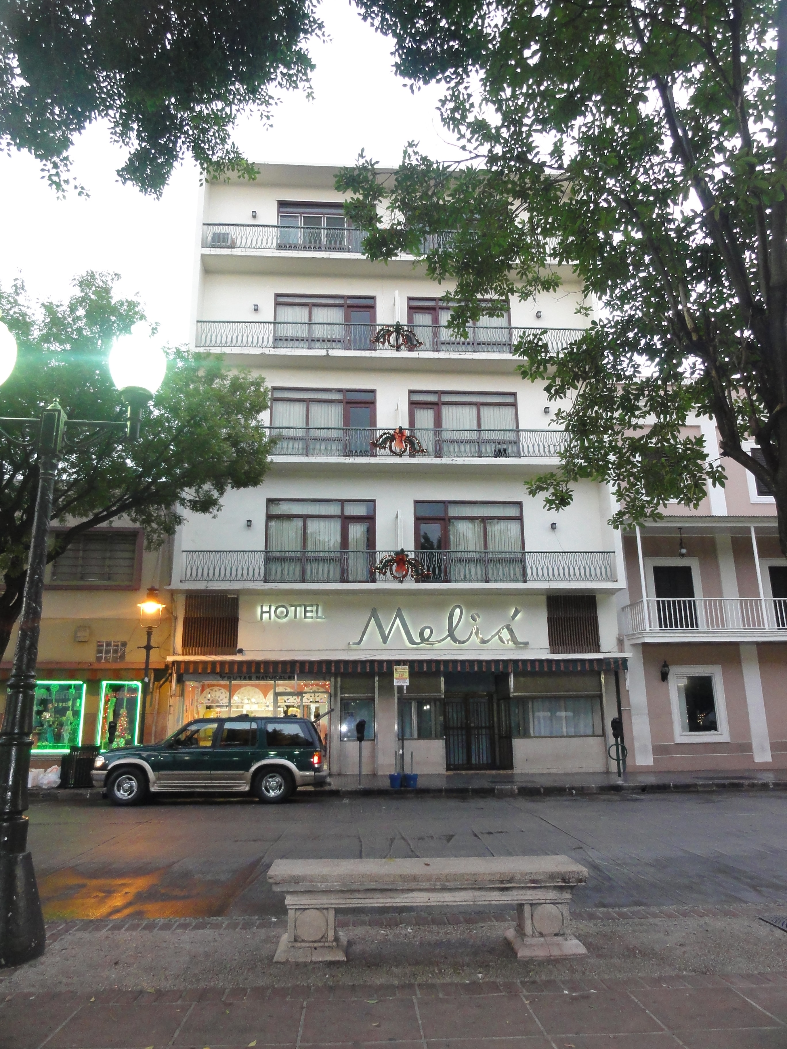 Hotel Meliá (fachada hacia Plaza las Delicias), Calle Marina, Bo. Tercero, Ponce, Puerto Rico, mirando hacia el este (DSC07179).jpg