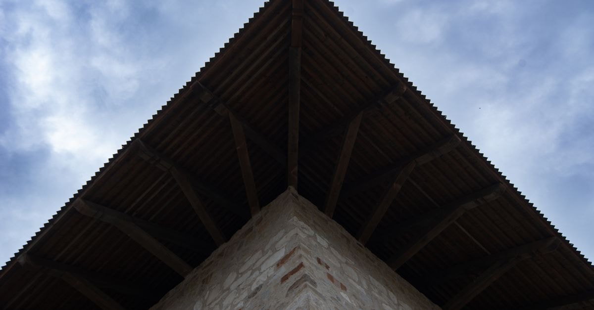 Zavoiul Nistrului - Eco Village,索羅卡:聶斯特河畔的悠閒度假勝地 低角度拍攝的索羅卡堡壘屋頂與石牆,在陰雲密佈的天空下格外醒目。
