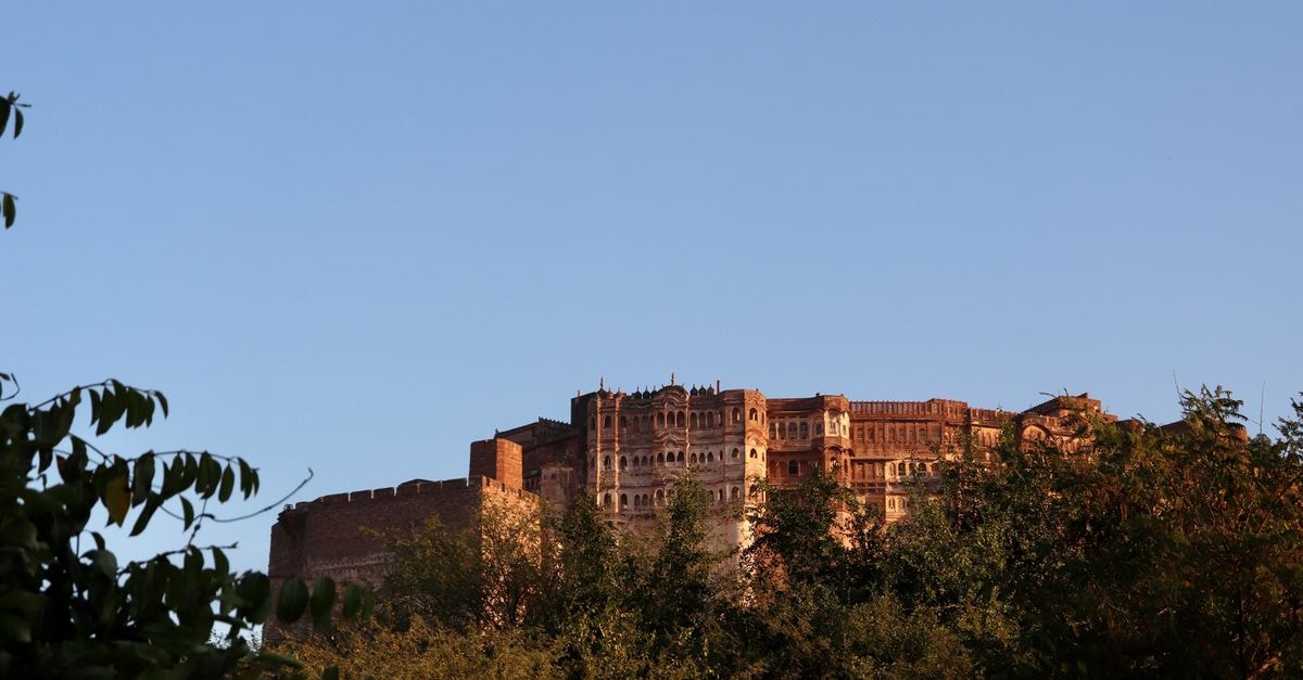 Novotel Hotel, Jodhpur — 坐擁梅蘭加爾堡景緻的現代套房 印度焦特布爾梅蘭加爾堡周圍綠意盎然,在晴朗藍天下景色壯麗的景觀。