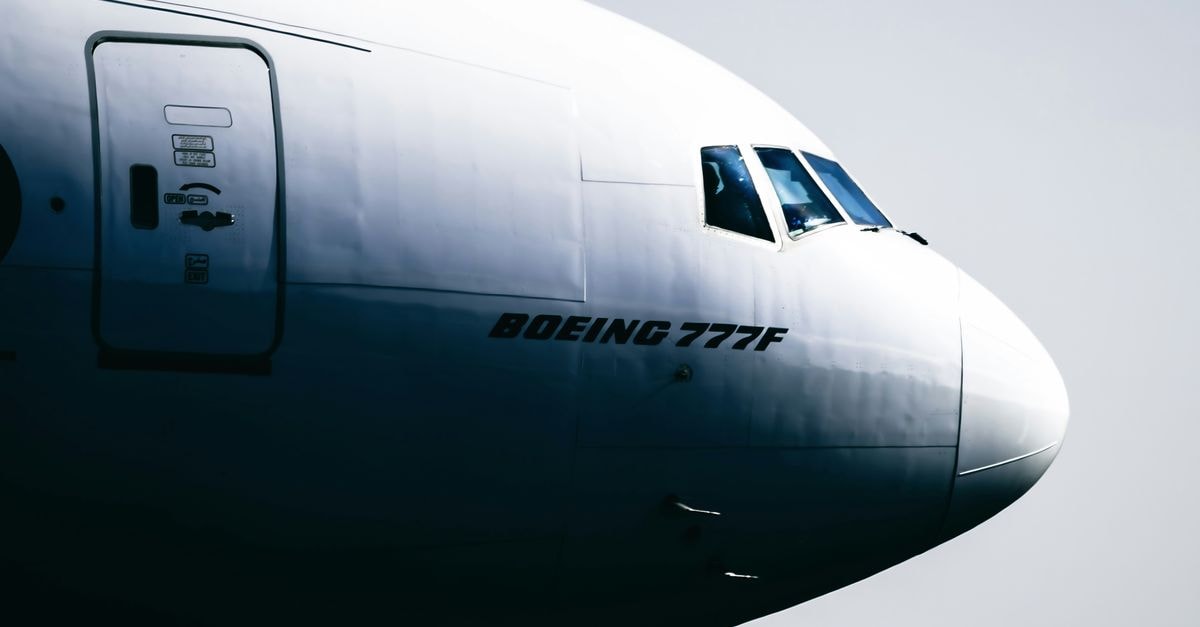 波音 777F 貨機座艙的動感角度拍攝，可清楚看見標記，在晴空中飛行時所捕捉。