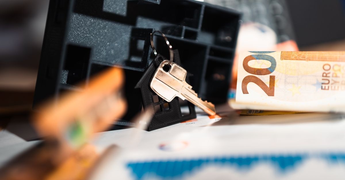 InvenTrust Properties Corp.: Sun Belt Retail REIT, But No Margin of Safety at the Current Price Keys with a house model, Euro bills, and charts suggesting real estate and financial themes.