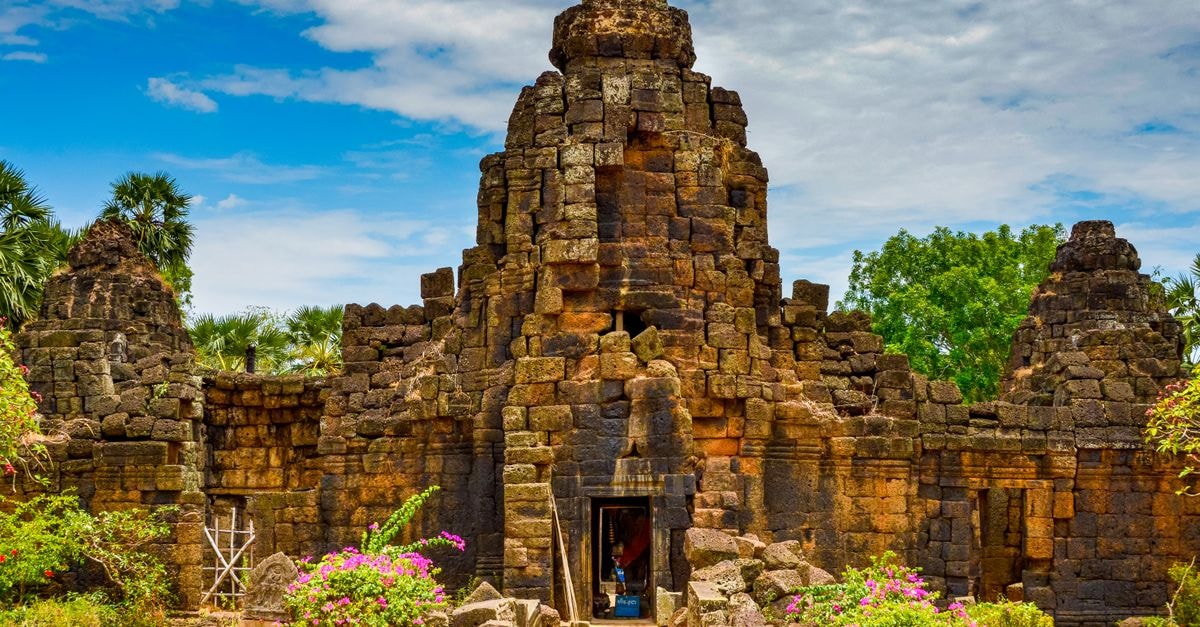 Si Sa Ket Travel Guide: Khmer Ruins and Thai Context Explore the captivating ancient Khmer temple ruins with vibrant flora in Cambodia.