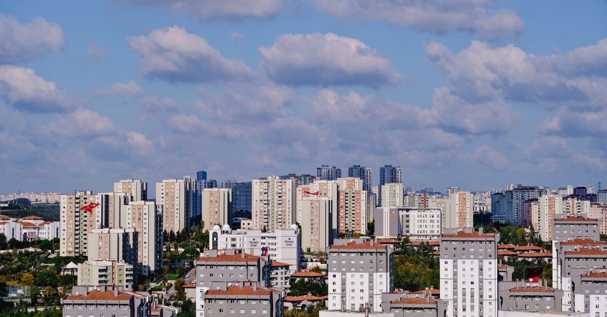 Elite Hotel Dragos, Maltepe — Princes' Islands View on the Marmara Coast Panoramic view of modern residential buildings in Istanbul, Turkey under a bright sky.