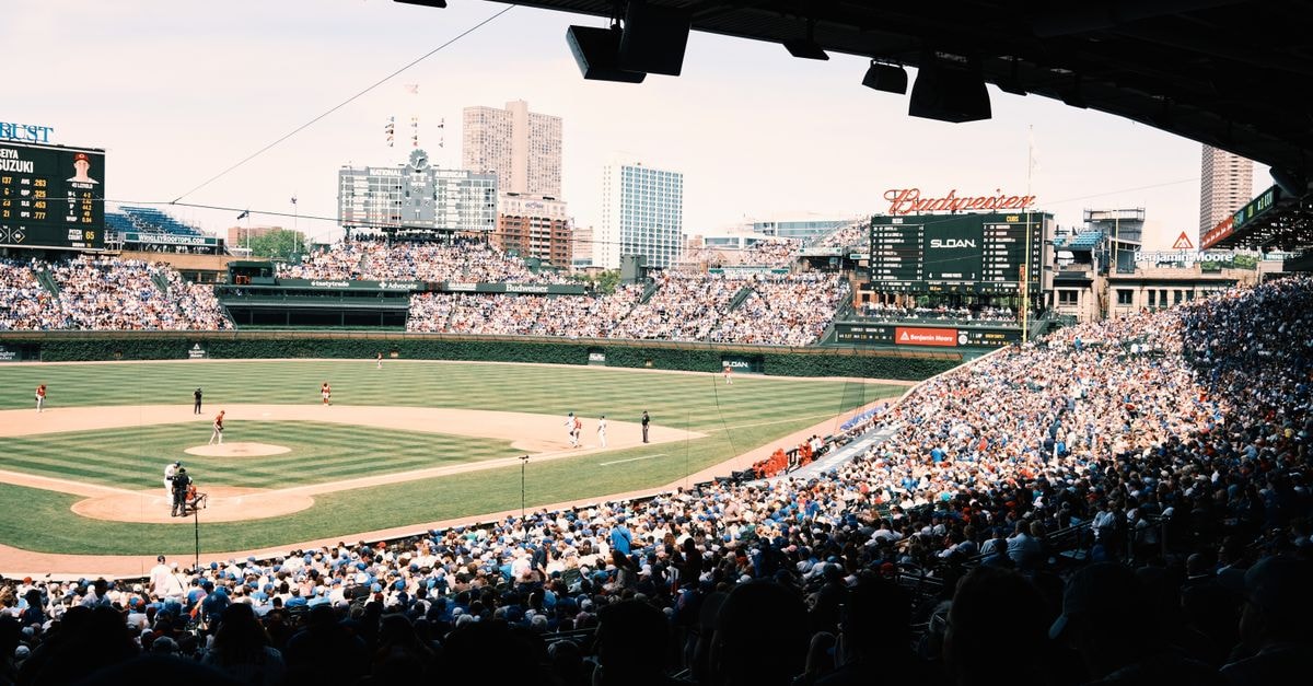 伊利諾州芝加哥的 Wrigley Field 舉行熱鬧的棒球賽，現場觀眾滿座。