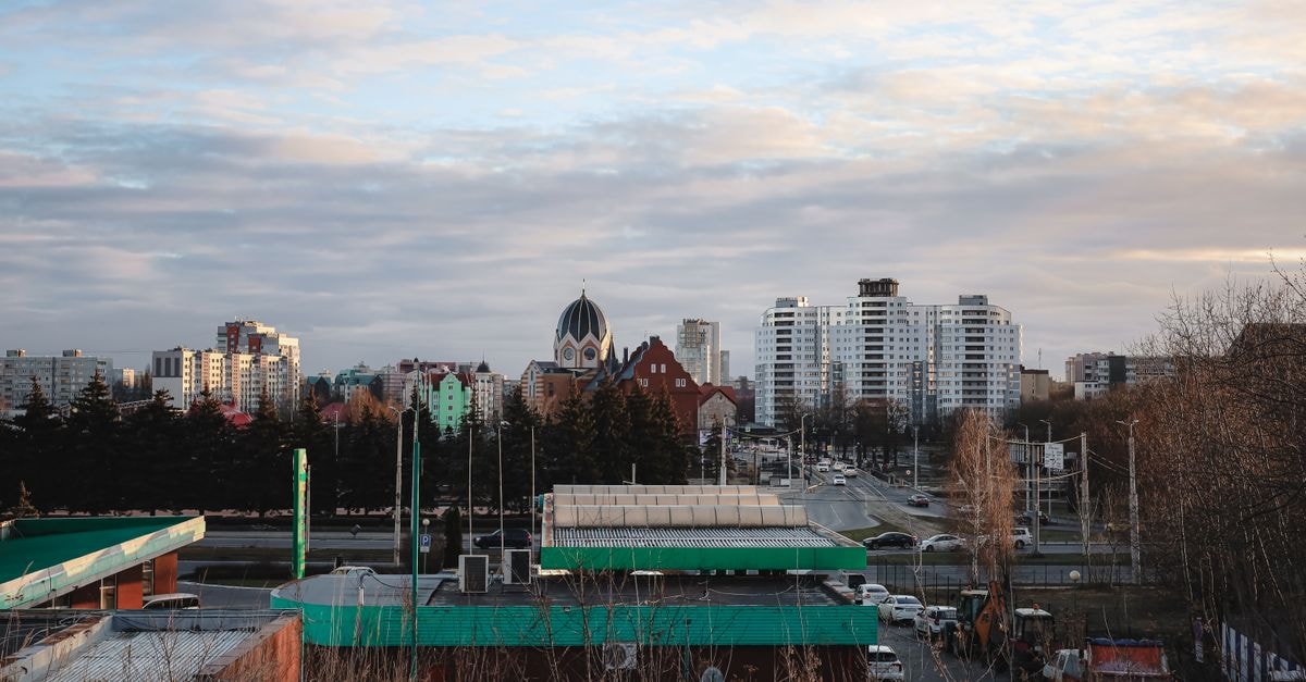Tygyn Darkhan,雅庫茨克:市中心住宿,鄰近機場並附設餐廳 黃昏時分多雲天空下,融合多元建築風格的城市景觀。
