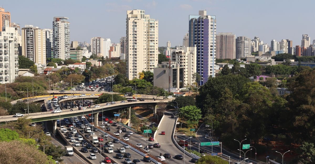 巴西聖保羅繁忙高速公路與城市天際線的空拍畫面。