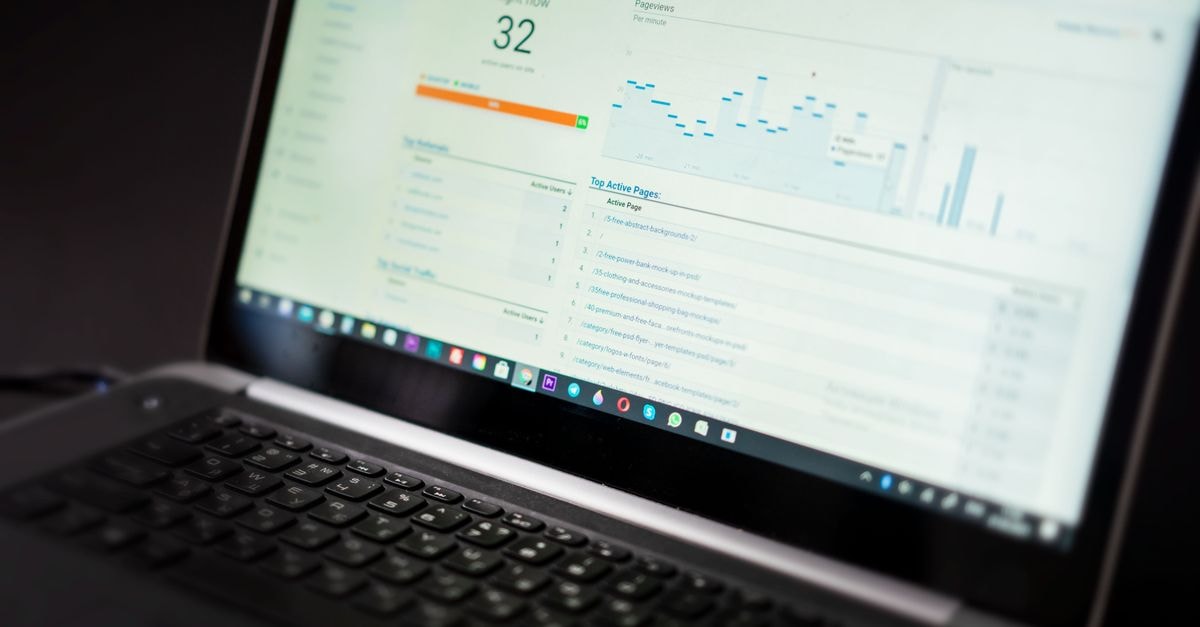 Alibaba 推出筆電可用的 Qwen3.8-27B,挑戰 Meta 的裝置端 AI 佈局 一臺筆電顯示具有即時資料追蹤與分析工具的分析儀錶板。