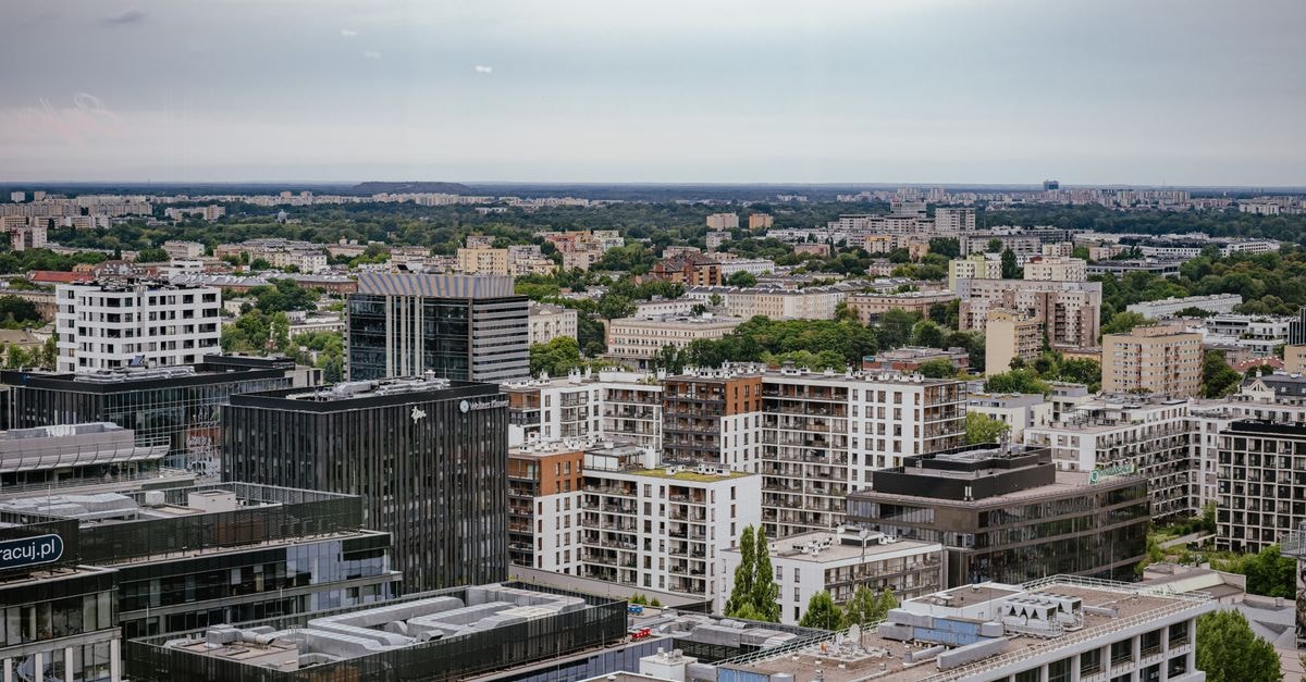 B&B Lublin Centrum in Lublin: A New Two-Star Stay on the City’s Main Square Aerial view of Warsaw showcasing modern and residential architecture against a lush backdrop.