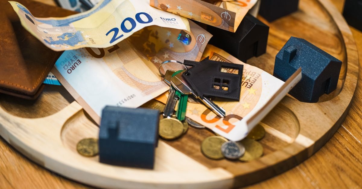 American Healthcare REIT: Real Estate Cash Engine With a Heavy Refinancing Footprint Euro currency, keys, and miniature houses symbolize real estate and finance concepts.