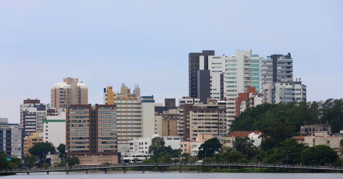 巴西托雷斯（Tôrres）的城市天際線，展示沿著海濱的現代建築。