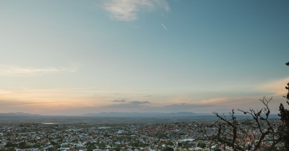 Hampton Inn & Suites San Antonio Riverwalk——距水岸僅幾步之遙 San Miguel de Allende 的壯觀日落景觀,呈現其獨特的建築與自然美景。