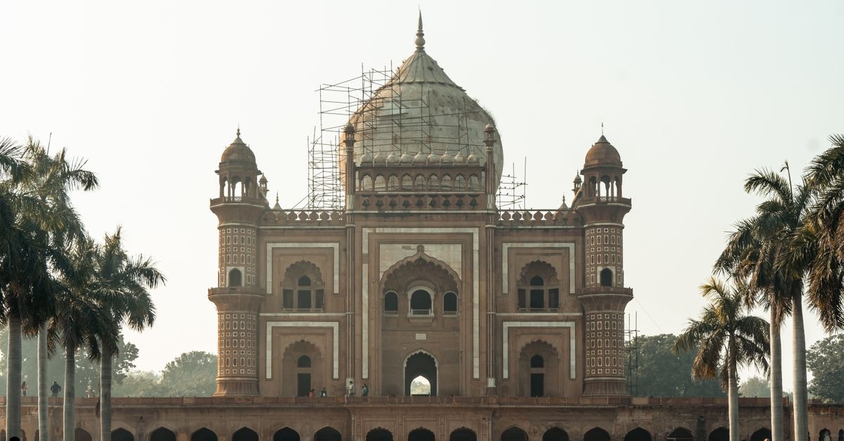 Kirari Sulemannagar Travel Guide for an Easy Delhi Base Front view of the iconic Safdarjung Tomb in New Delhi, surrounded by palm trees.