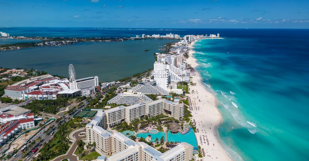 Hotel Tankah in Cancún: Practical Stays on Avenida Tankah Stunning aerial view of Cancun's beachfront resorts along the vibrant turquoise waters.