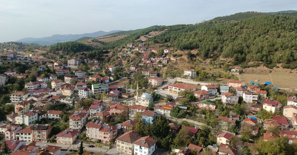 Ritz Sumbe in Sumbe: Avenida 4 de Fevereiro Stay by the Business District Charming aerial shot of a European town with red-roofed houses nestled among verdant hills.