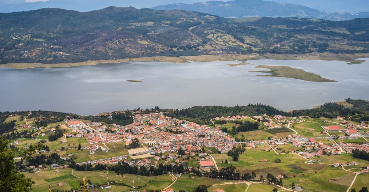 探索 Bucaramanga:安地斯山脈 Buca 旅遊指南 令人驚嘆的 Guatavita 與 Tomine 水庫鳥瞰圖,展現哥倫比亞的山脈與地貌風光。