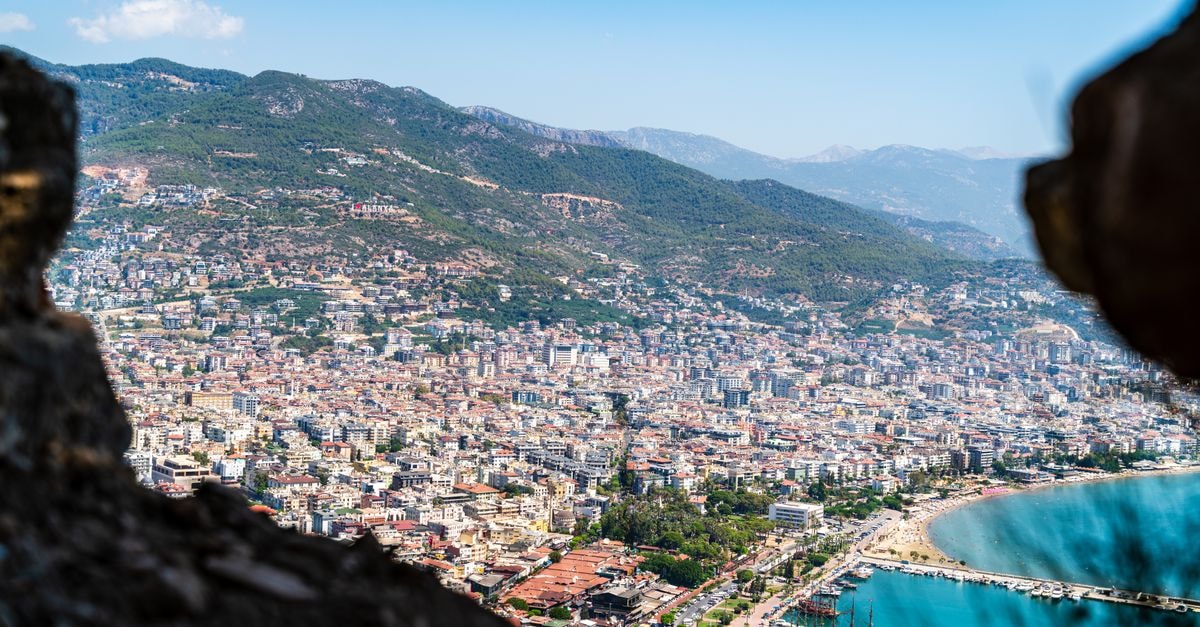 Captivating view of Alanya, Türkiye, showcasing the city, coast, and mountains.