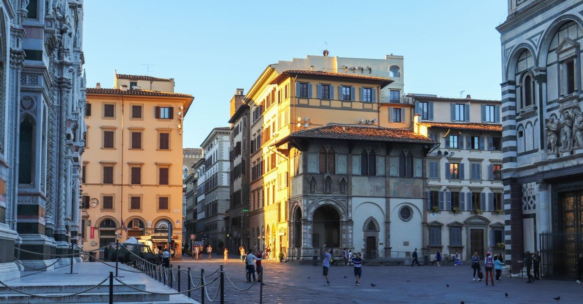 Hotel Emaze in Florencia: A Quiet Caquetá Stop Near Gustavo Artunduaga Paredes Airport Charming Florentine architecture in a sunlit piazza, capturing the beauty of Tuscany.
