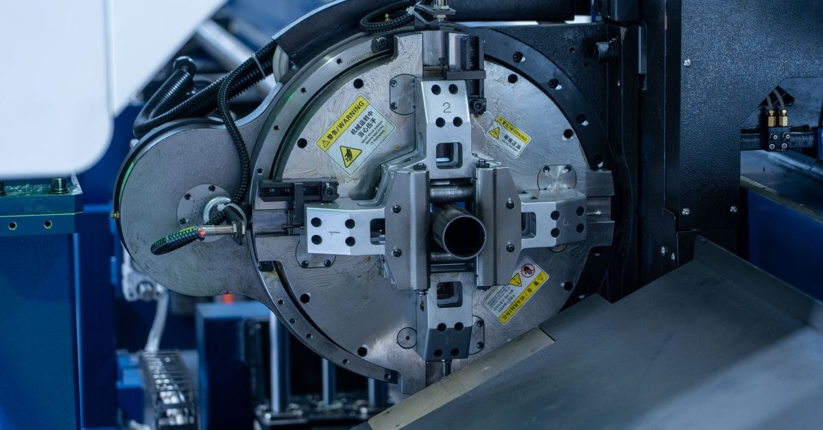 中國首款自製浸潤式 DUV 微影設備進入量產,衝擊 ASML 工業環境中高精度 CNC 機器的特寫,展示先進技術。