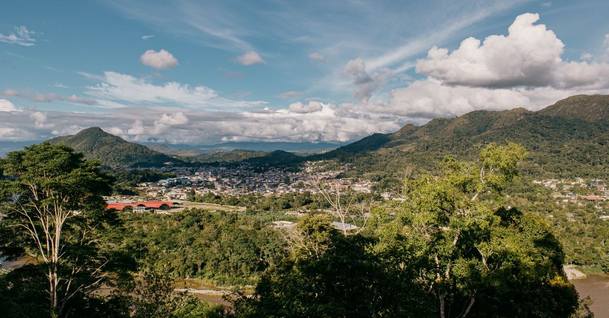 A panoramic view of Tingo María, Huanuco, Peru surrounded by lush mountains and vibrant greenery.
