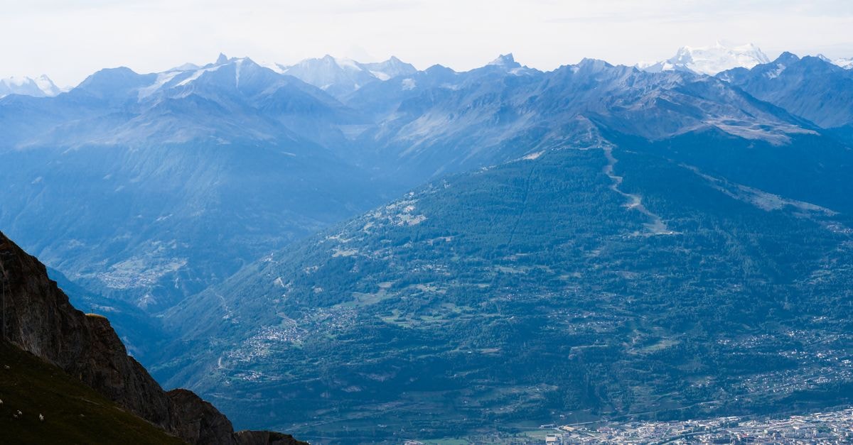 Sion travel guide: castles, vineyards and Valais traditions A stunning panoramic view showcasing the majestic Swiss Alps and the valley below.