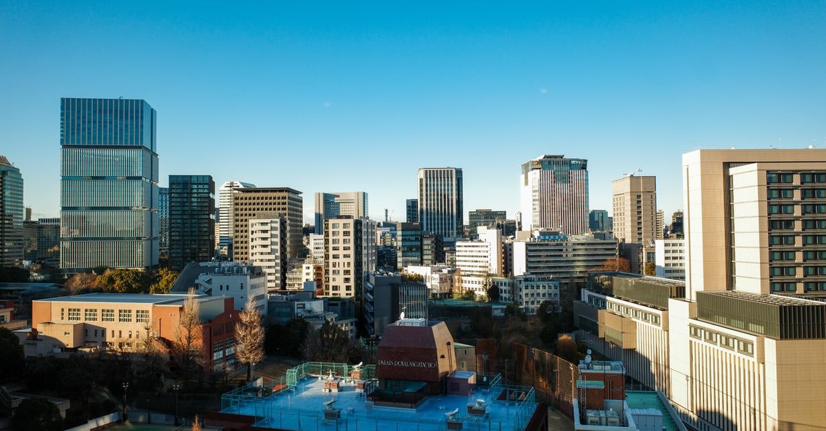 Zénith du Sahel in Dori: A Lively Sahel-Region Bar View of Chiyoda City Tokyo featuring modern skyscrapers under a clear blue sky.