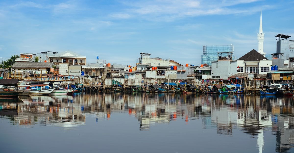 Tangerang 旅遊指南:雅加達大都會中一處寧靜角落 印尼北雅加達漁船與村落倒影的景緻。