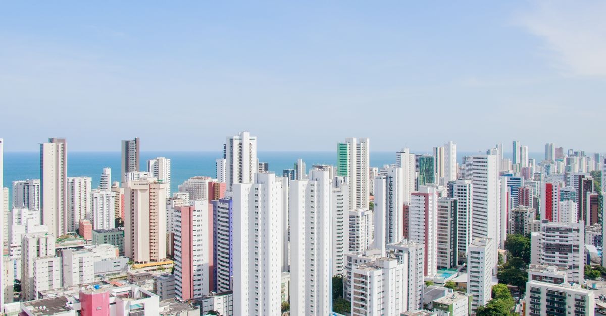 Pousada Lorde Ingles in Recife: A Cozy, Family-Friendly Guesthouse A panoramic view of Recife's skyline featuring modern skyscrapers and the Atlantic Ocean.