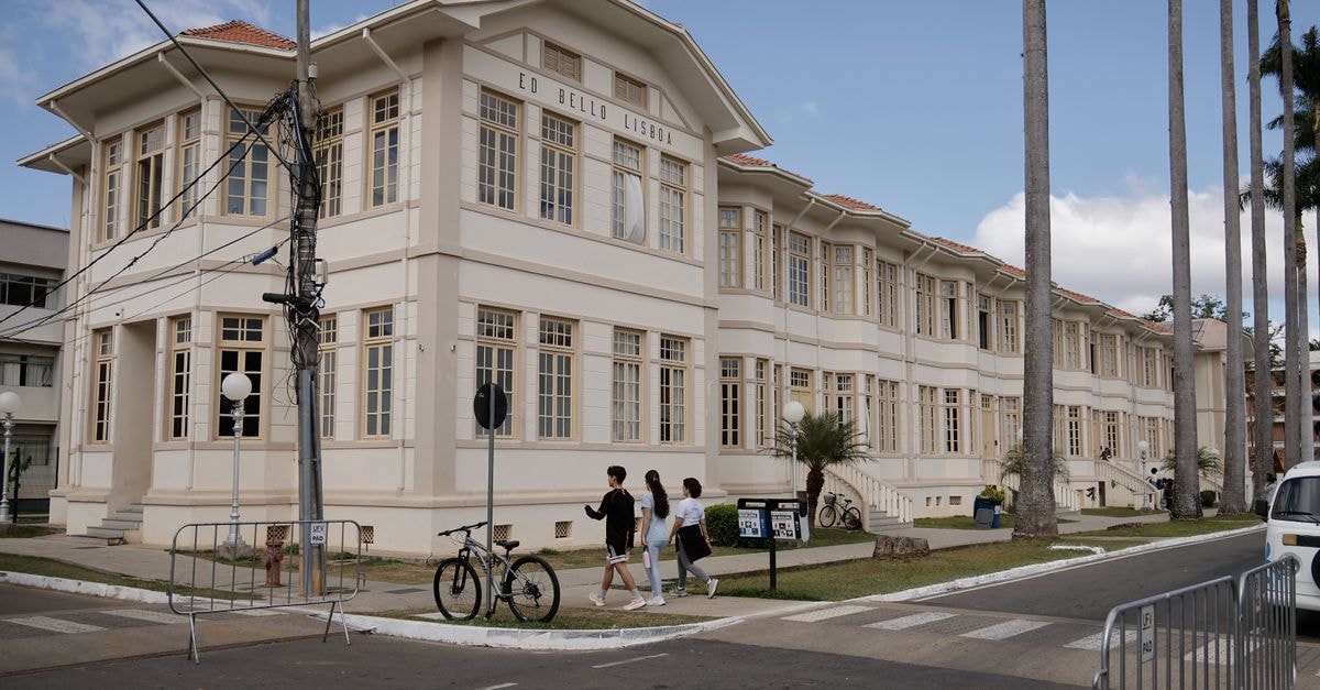 Botucatu Travel Guide: Campus Days, Trails, and Night Markets A beautiful view of Edifício Bello Lisboa in MG, Brazil, captured during daylight with palm trees in the foreground.