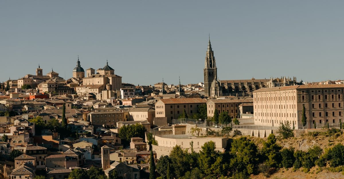 Panoramic view of Toledo, Spain highlighting iconic architecture under a clear blue sky.