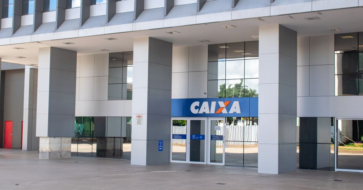 Banco Santander Brasil Insiders Sell Shares in Separate August 27 Filings Entrance of a modern Caixa bank building in Brasília showing architectural details.